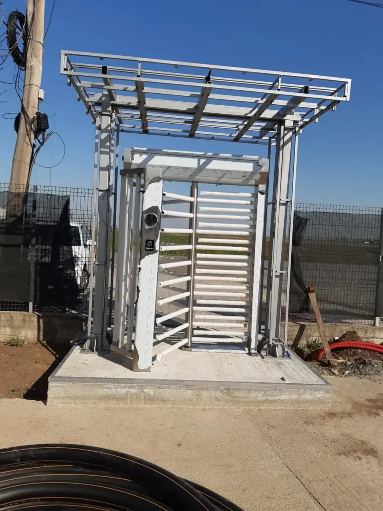 Turnichet de înălțime completă văzut din față, sub structura metalică a copertinei