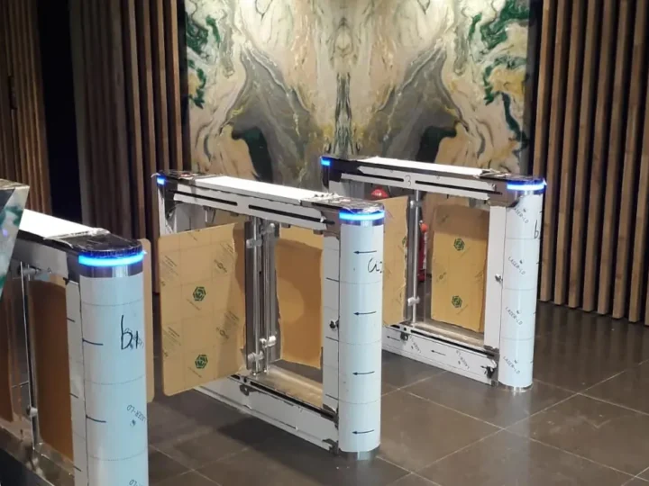 Porți de acces pentru persoane în lobby-ul unei clădiri